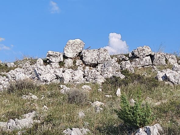 Resti mura Centro fortificato Colle Mitra